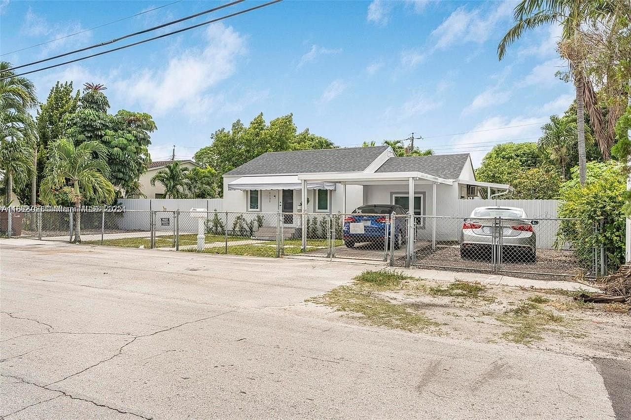 Sold home at 4590 E 9th Ct, Hialeah, Florida