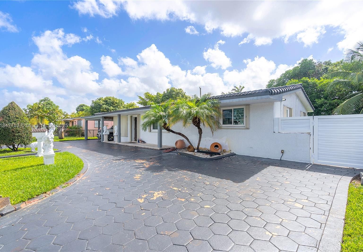 Sold home at 6975 W 10th Ct, Hialeah, Florida